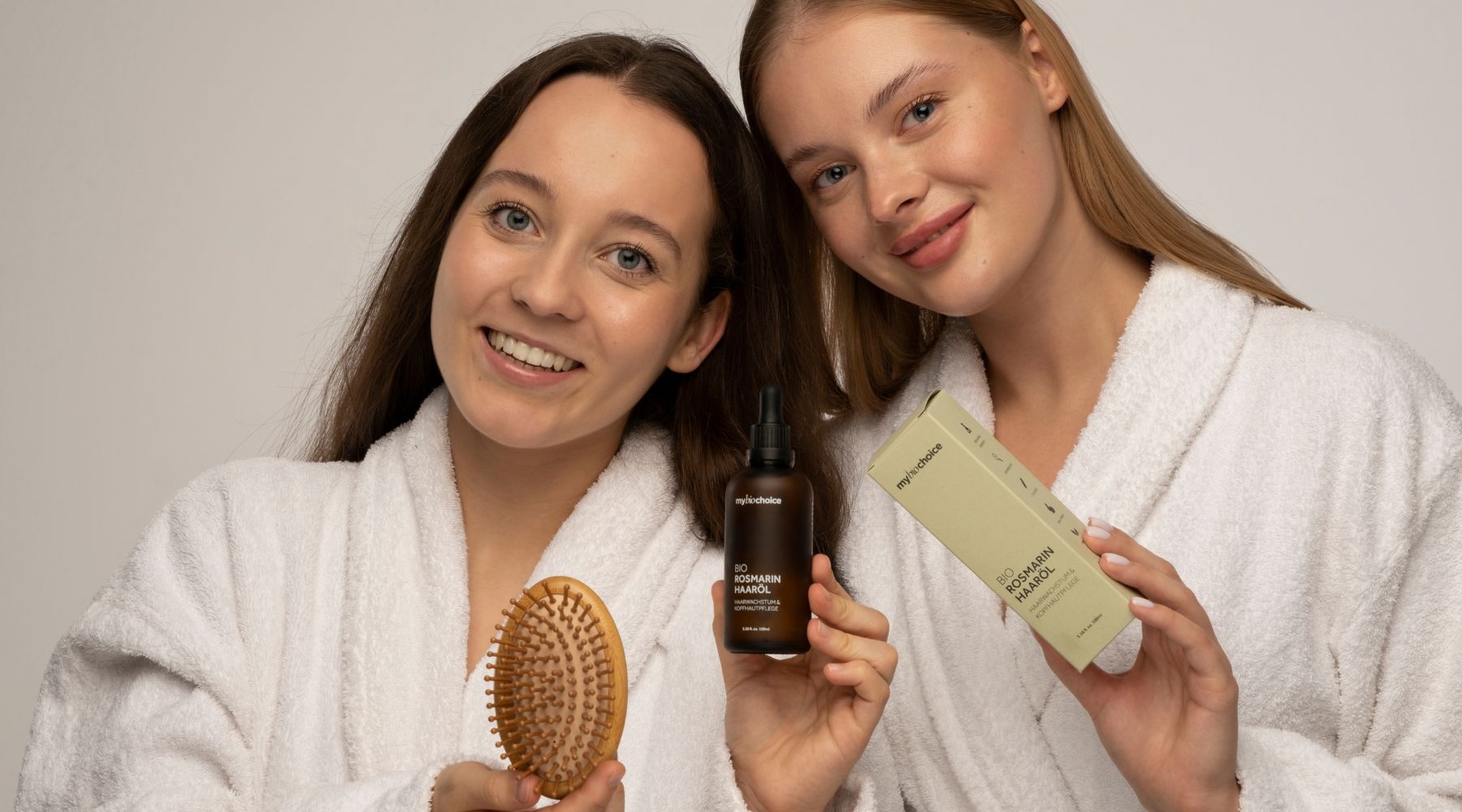 Bio Rosmarinöl von mybiochoice mit Verpackung, Handtüchern und frischem Rosmarin – stilvolles Produktfoto für natürliche Pflege.