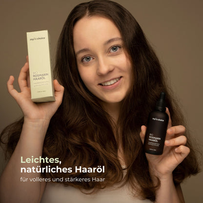 Junge Frau mit vollem, kräftigem Haar hält Verpackung und Flasche des Bio Rosmarin Haaröls von mybiochoice in der Hand. Der Slogan: „Leichtes, natürliches Haaröl – für volleres und stärkeres Haar“. Ideal für die tägliche Anwendung und gesunde Haarpflege.